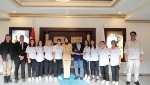 Vali KOÇ ve Eşi, Kristal Kalp Ödülü Alan Ağrılı Sporcuları Kabul Etti