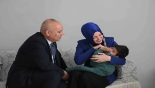 VALİ KOÇ VE EŞİ, ÖZEL GEREKSİNİMLİ ALİ ASAF'I ZİYARET ETTİ.