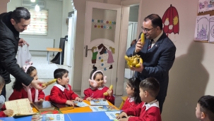  Doğubayazıt Müftüsü Demirkaynak, Kur'an Kursu Öğrencilerine Muz İkram Etti