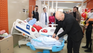 Ekinci, 2025'te Doğubayazıt'ta doğan ilk bebeğe altın taktı!