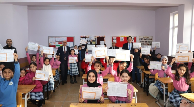 ​​​​​​​KAYMAKAM ÖĞRENCİLERİN KARNE HEYACANINA ORTAK OLDU.