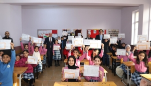 ​​​​​​​KAYMAKAM ÖĞRENCİLERİN KARNE HEYACANINA ORTAK OLDU.