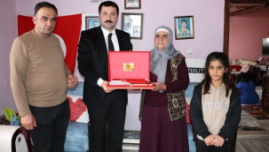 ​​​​​​​Kaymakam Karali, Şehit Bakır'ın Sene-i devriyesinde ailesini ziyaret etti.