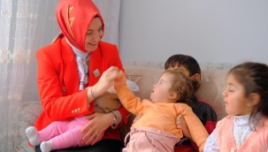 VALİ EŞİ NESLİHAN GÜL KOÇ, GÖRME ENGELLİ TEKİRBAŞ AİLESİNİ ZİYARET ETTİ.