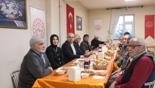 AĞRI VALİSİ KOÇ, HUZUREVİNDE YAŞLILARLA İFTAR SOFRASINA OTURDU