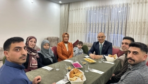 ​​​​​​​AĞRI VALİSİ KOÇ, KADINLAR GÜNÜNDE ŞEHİT ANNESİ MAKBULE DOĞAN'IN İFTAR SOFRASINA KONUK OLDU.