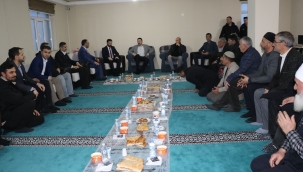  Diyadin Kaymakamı Karali, müezzin ve Kur'an kursu öğrencileriyle iftar açtı