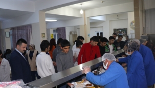 DİYADİN KAYMAKAMI MUSTAFA KARALİ, ÖĞRENCİLERLE SIRAYA GİRDİ YEMEĞİNİ ALDI