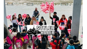 DOĞUBAYAZIT'TA KÜRT ÇOCUKLARINA PAMUK ŞEKERİ