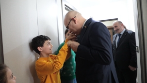 Dünya Epilepsi Farkındalık Günü'nde Ağrı Valisi ve Eşi, Selçuk Eymen Suçun'u evinde ziyaret etti.