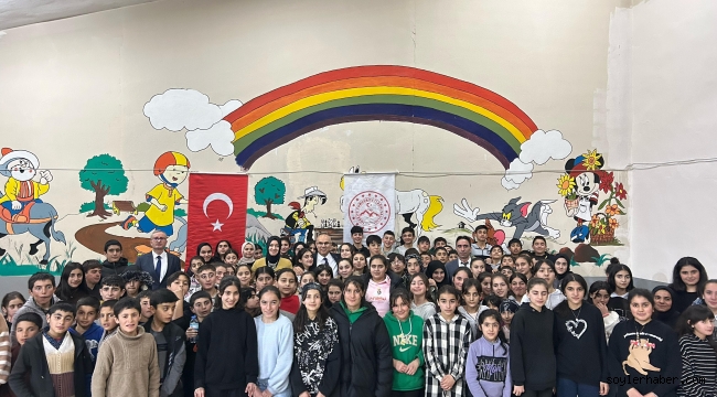 Vali Mustafa Koç ve eşi Neslihan Gül Koç, (YİBO) Pansiyonunda öğrencilerin iftar sofrasında