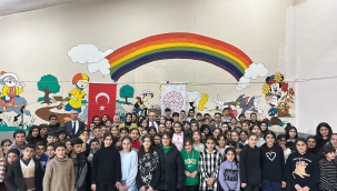 Vali Mustafa Koç ve eşi Neslihan Gül Koç, (YİBO) Pansiyonunda öğrencilerin iftar sofrasında