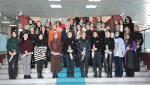 VALİ VE EŞİ, PERSONELİN 8 MART DÜNYA KADINLAR GÜNÜ'NÜ KARANFİLLERLE KUTLADI.