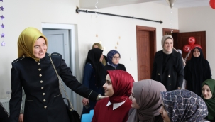 AĞRI'DA VALİ EŞİ GÜL KOÇ VE EMNİYET MÜDÜRÜ EŞİ İPAR, BAĞIMLIKLIK VE İLK YARDIM TOPLANTISINDA KADINLAR İLE BİR ARAYA GELDİ