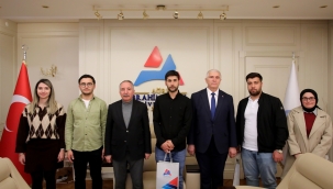 AİÇÜ Rektörü Prof. Dr. KARABULUT, En Çok Kitap Okuyan Öğrencilere Ödül Verdi