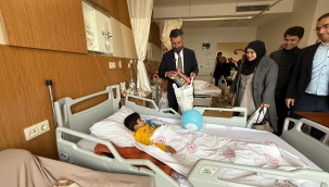 ​​​​​​​AK Parti Ağrı İl Başkanı İlhami Yıldız, 23 Nisan Bayramı'nda Hastanede Tedavi Gören Çocukların Bayramını Kutladı.