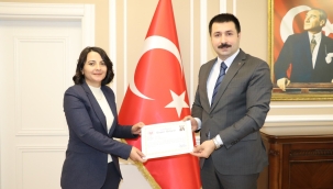 Diyadin Kaymakamı Mustafa Karali, Başarılı Personellere Belge Takdim Etti.