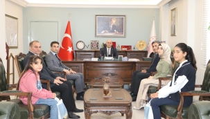 Doğubayazıt Kaymakamı Kütüphaneler Haftasında En Çok Kitap Okuyan Öğrencileri Makamında Kabul Etti 