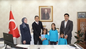 Hamur Kaymakamı Mahir, (The New Story of Paper)" adlı eTwinning projesi ile Yukarı Yenigün Yeşil İlkokulu öğrencilerini kabul etti.