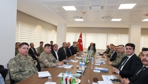 AĞRI VALİSİ KOÇ, GÜRBULAK SINIR KAPISINDA "DÜZENSİZ GÖÇ VE SINIR GÜVENLİĞİ" KONULU TOPLANTI YAPTI