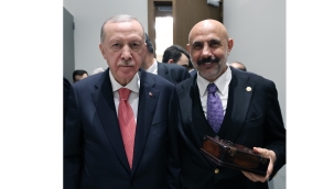 300 Yıllık Tarihî Kur'an-ı Kerim Cumhurbaşkanı Erdoğan'a Hediye Edildi