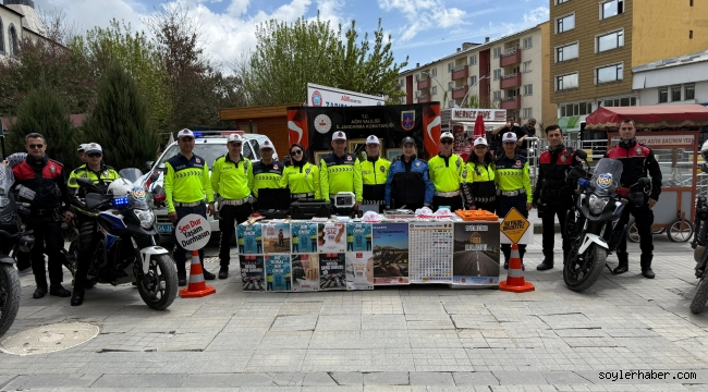 Ağrı'da Jandarma ve Emniyetten Ortak Trafik Bilgilendirme Standı