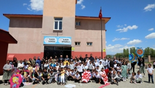 Ağrı'da öğrenciler bahar şenliğinde doyasıya eğlendi