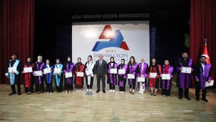 Aiçü'de 2024-2025 eğitim-öğretim yılında 3 bin 750 öğrenci, düzenlenen törenle diplomalarını aldı.