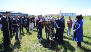 AİÇÜ Merkez Kampüste 100 Meyve Fidanını Toprakla Buluşturdu