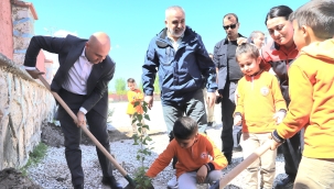 Doğubayazıt Kaymakamı Ekinci, Miniklerle Birlikte Fidan Dikti