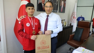 İl Müdürü Çelebi, Şampiyon Sporcuyu Tebrik Etti