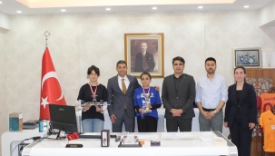 Teknoloji Yarışması'nda Bölge İkincisi Olan Öğrenciler Kaymakam Mehmet Nesip Mahir'i Ziyaret Etti