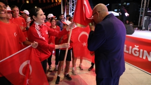 Vali Koç, Ağrı 15 Temmuz Sancak Koşusunda Sancağı Öperek Teslim Aldı