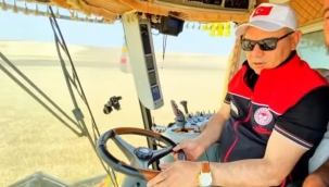 Ağrı Valisi Mustafa Koç, biçerdöver direksiyonuna geçerek ilk hasadı biçti.