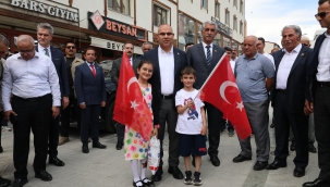 ​​​​​​​Ağrı Valisi, Cadde de Ellerinde Türk Bayraklarıyla Gezen İki Çocuk İle Hatıra Fotoğrafı Çekti.