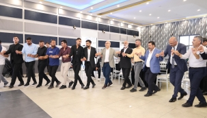 ​​​​​​​Ağrı Valisi Mustafa Koç, düğünde vatandaşlar ile birlikte halay çekti