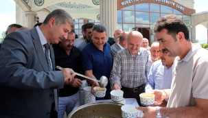  AİÇÜ Rektörü Prof. Dr. İlhami Gülçin, Muharrem Ayında Cami Bahçesinde Aşure Dağıttı