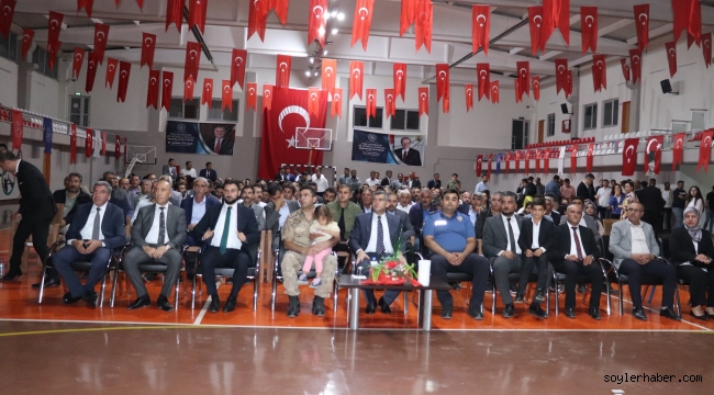 Diyadin İlçesinde 15 Temmuz Demokrasi ve Millî Birlik Günü'nde Kaymakam Halise Dağıttı