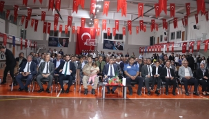 Diyadin İlçesinde 15 Temmuz Demokrasi ve Millî Birlik Günü'nde Kaymakam Halise Dağıttı