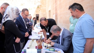 İshak Paşa Sarayı'nda ​​​​​​​1. Ulusal Geleneksel Davetli Sergisi ve Workshop Etkinliğinde Rektör Gülçin, Ebru ve Hat Sanatı Yaptı