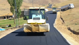​​​​​​​Ağrı'da Köy Yolları ve Köy İçi Altyapı Çalışmaları Hız Kesmeden Devam Ediyor