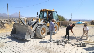 Doğubayazıt'a Bağlı Köylerde Altyapı ve Köy İçi Parke Taşı Çalışmaları Devam Ediyor