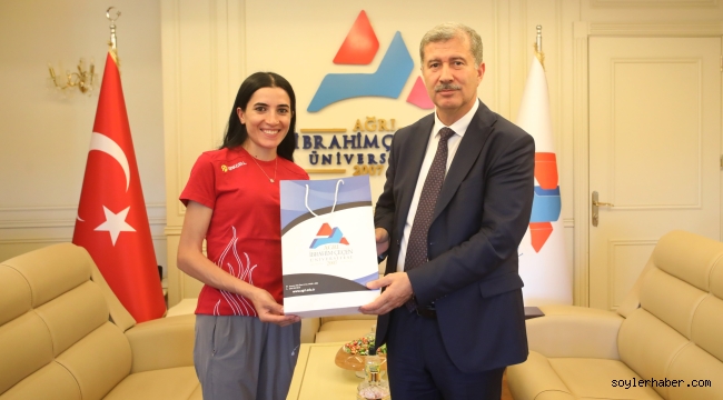  Dünya Üniversite Yaz Spor Oyunları'nda AİÇÜ Sporcusu Bronz Madalya Kazandı