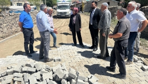 ​​​​​​​Taşlıçay Kaymakamı Kübra Baka Kılıç, AK Parti İlçe Başkanı Ümit Deniz, Çöğürlü Köyünde yapılan kilit parke taşı döşeme çalışmalarını yerinde inceledi.