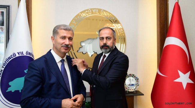 ​​​​​​​Akademik Dayanışma ve Gurur Tablosu: AİÇÜ Rektörü Gülçin'e Mezun Olduğu Van YYÜ Rozeti Takdim Edildi