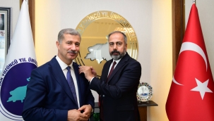 ​​​​​​​Akademik Dayanışma ve Gurur Tablosu: AİÇÜ Rektörü Gülçin'e Mezun Olduğu Van YYÜ Rozeti Takdim Edildi