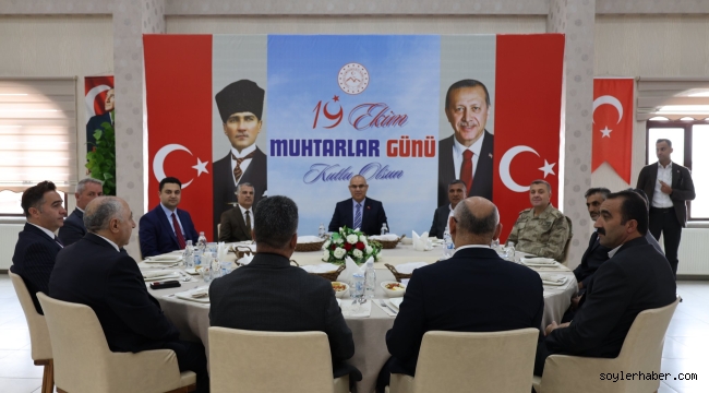Ağrı'da Muhtarlar Günü Dolaysıyla Vali Koç, Yemekli Programda Muhtarlarla Bir Araya Geldi