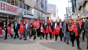 Doğubayazıt'ta Cumhuriyet Coşkusu Zirvede: 3. Geleneksel Bayrak Yürüyüşü Büyüledi