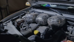  Doğubayazıt'ta aracın ön kaput kısmına gizlenmiş 3 kilo 154 gram uyuşturucu (Skunk) maddesi ele geçirildi