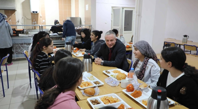 AĞRI İL MİLLİ EĞİTİM MÜDÜRÜ KÖKREK, KIZ PANSİYONUNDA ÖĞRENCİLERLE AKŞAM YEMEĞİ YEDİ